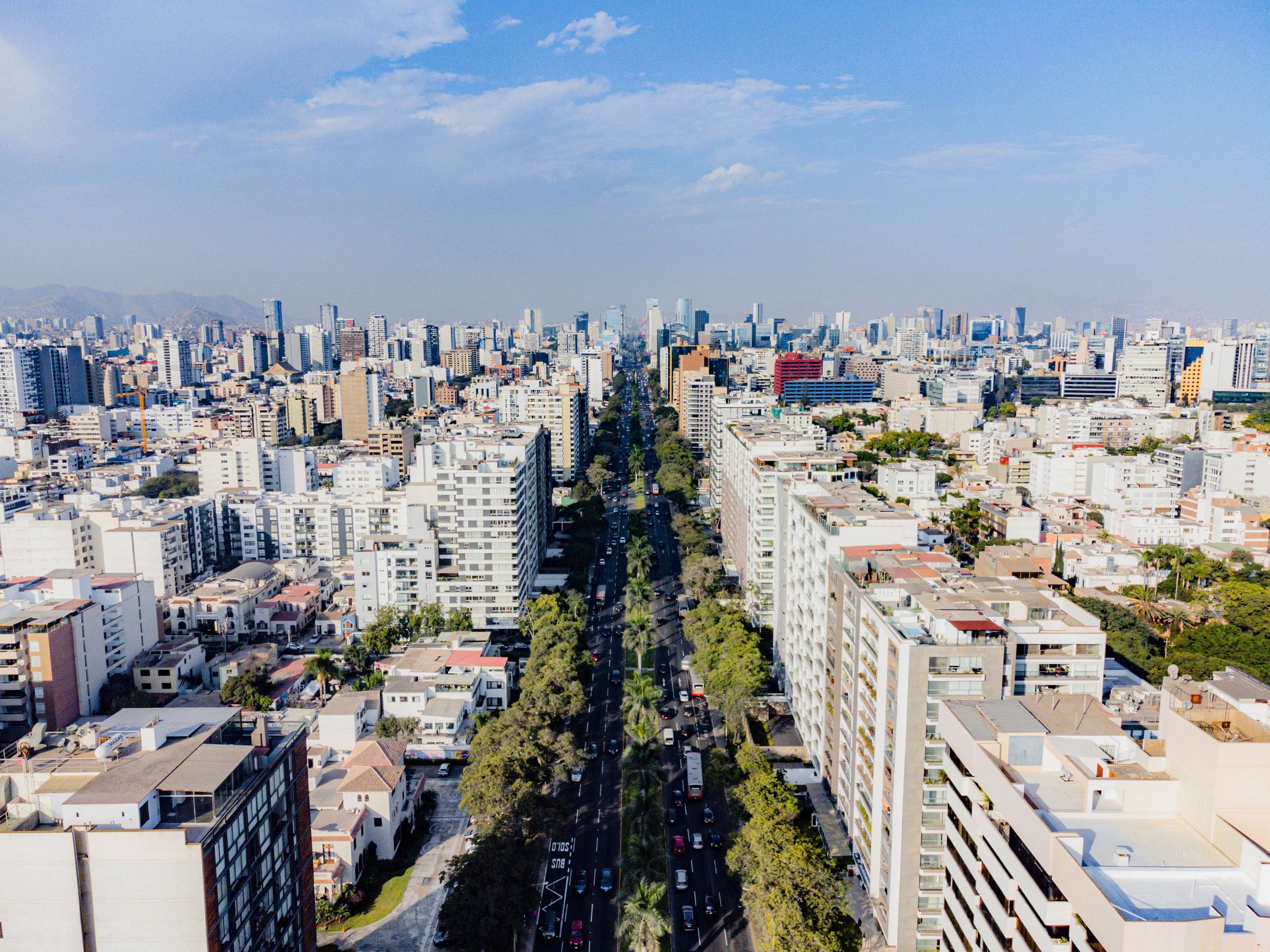 Vista aérea de boulevard urbano en Lima — Visualización Arquitectónica