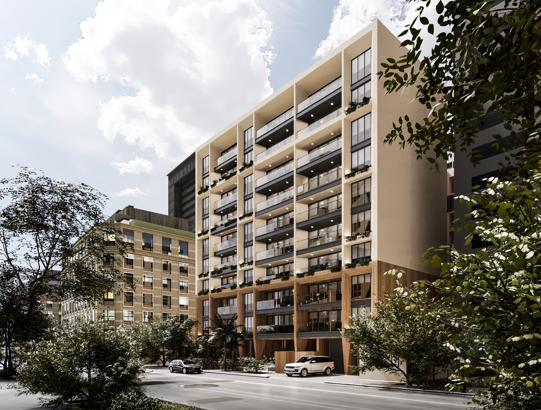 Vista lateral del edificio con celosías de madera, vegetación integrada y doble altura en planta baja